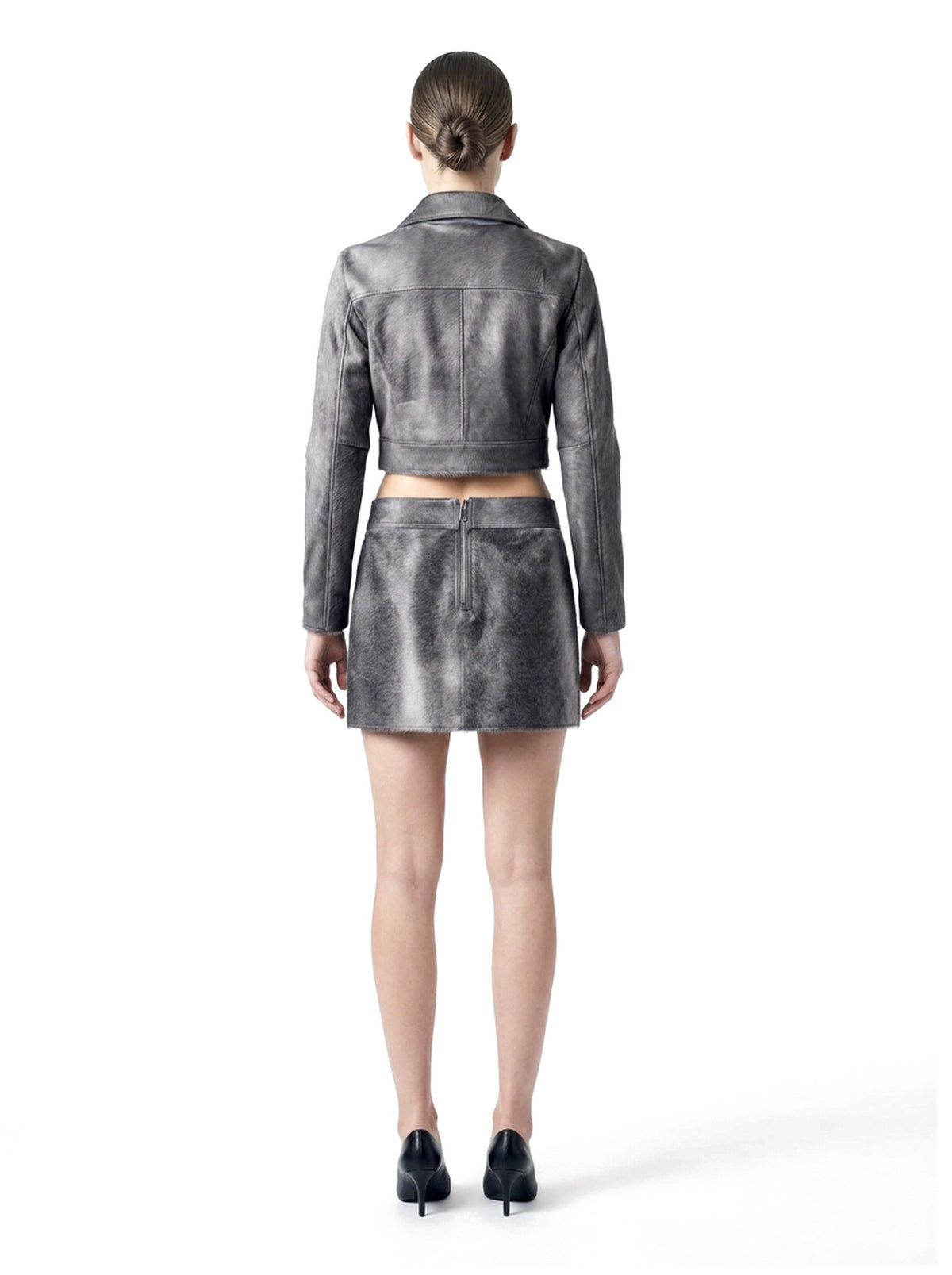 Veste courte en poil de veau à ras gris, portée avec la jupe assortie, vue de dos.