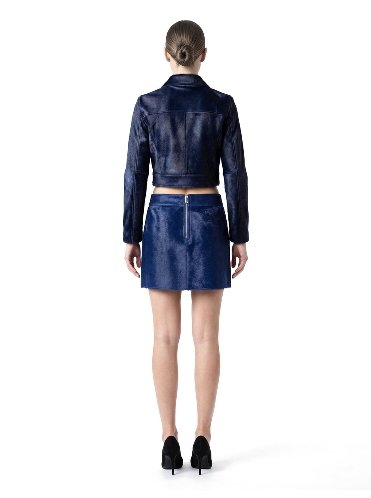 Ensemble veste courte et jupe courte en poil de veau à ras marine, porté par un mannequin, vue de dos.
