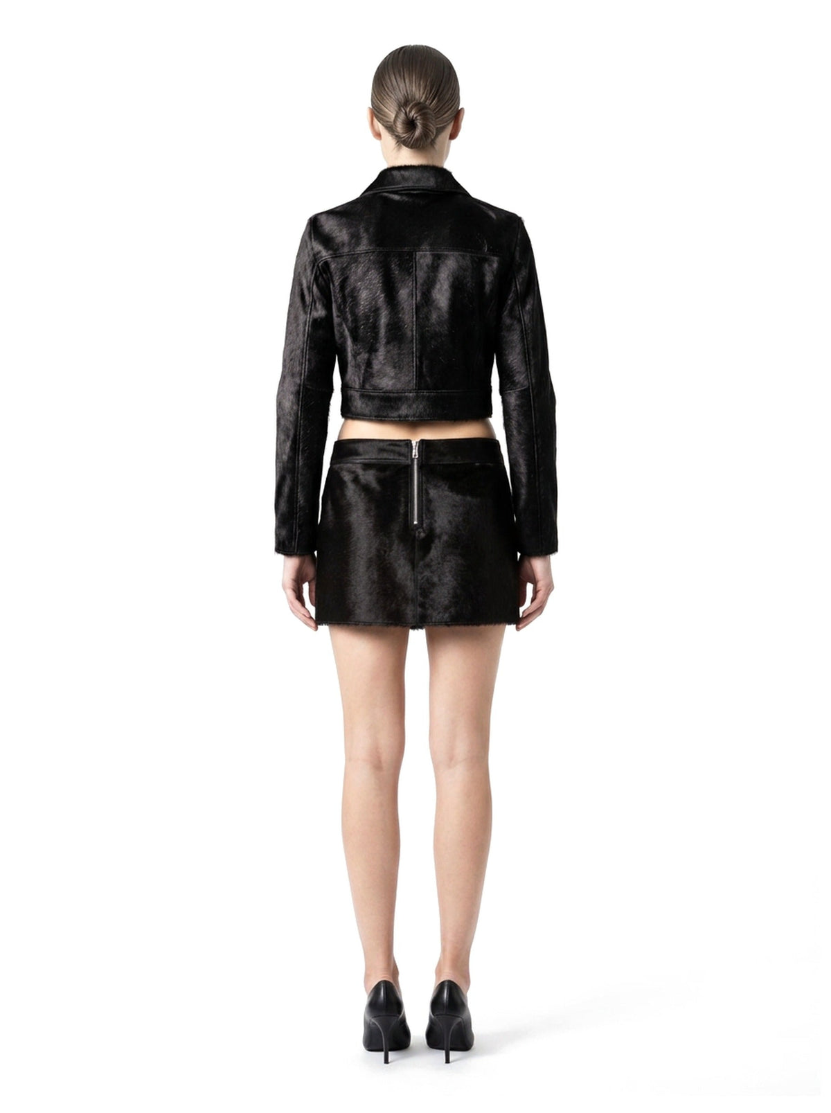 Veste courte en poil de veau à ras noir, portée avec la jupe assortie, vue de dos.