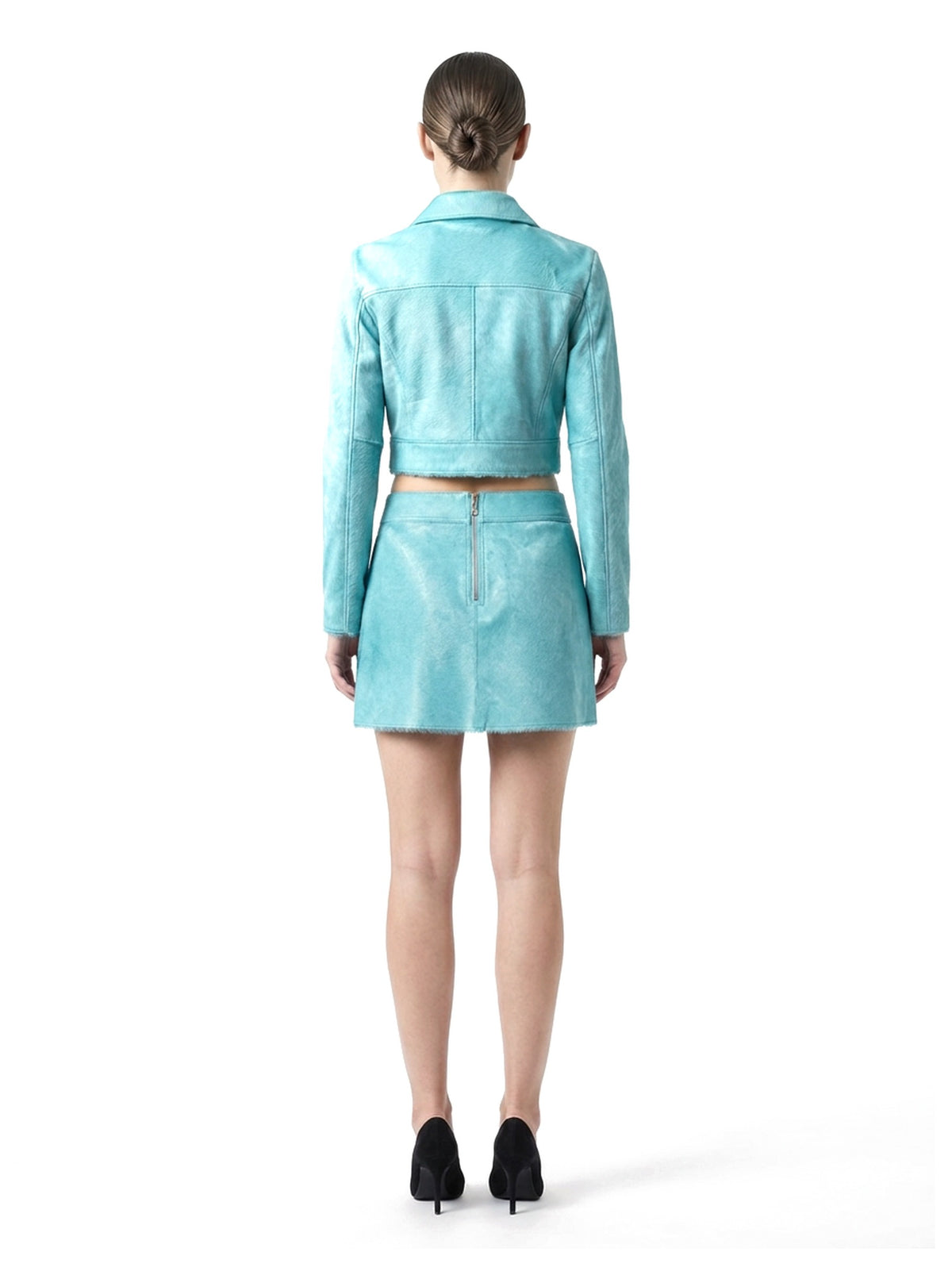 Ensemble veste courte et jupe courte en poil de veau à ras turquoise, porté par un mannequin, vue de dos.