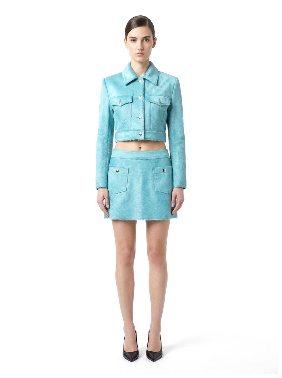 Ensemble veste courte et jupe courte en poil de veau à ras turquoise, porté par un mannequin, vue de face.