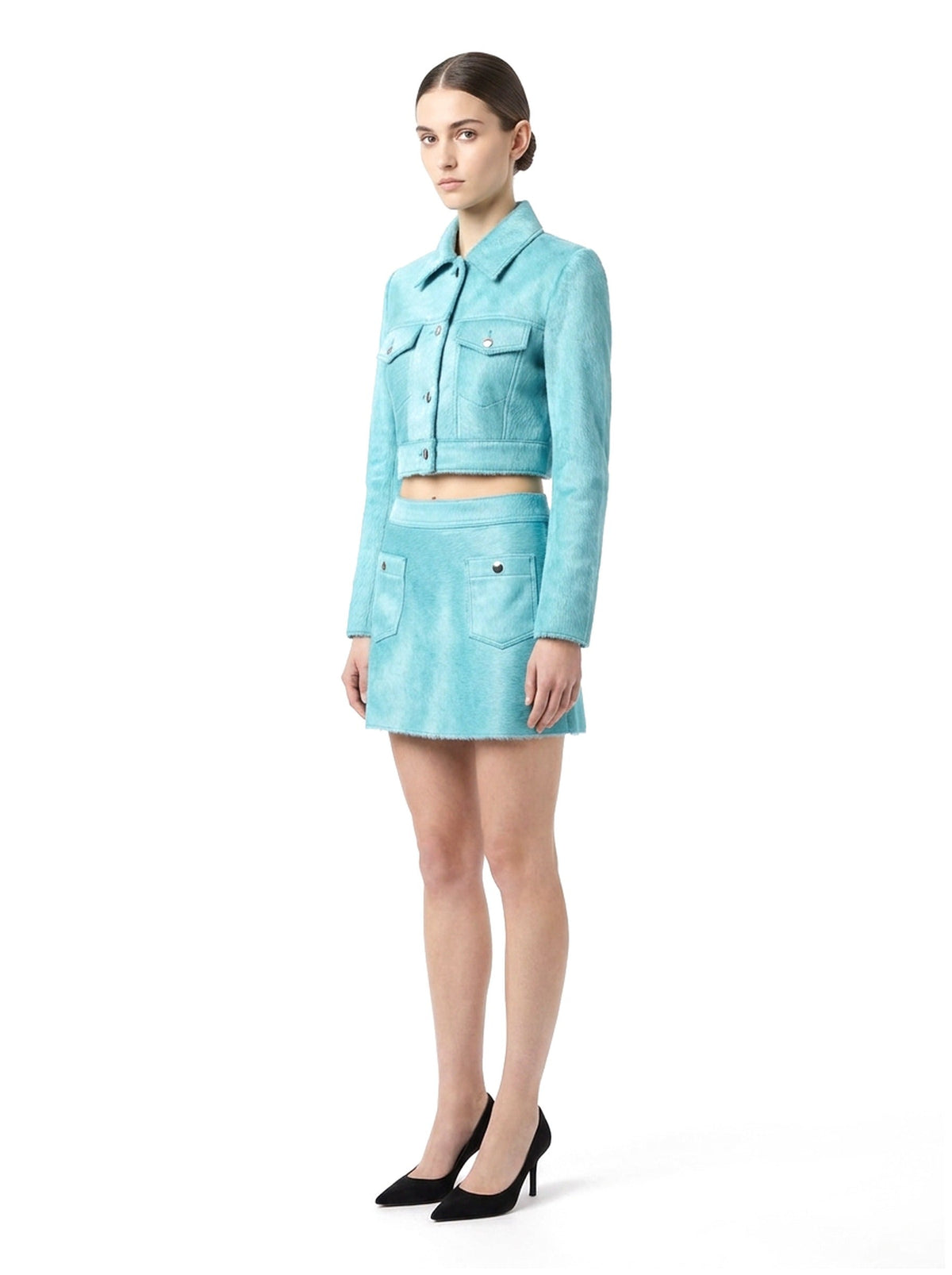 Veste courte en poil de veau à ras turquoise, portée avec la jupe assortie, vue trois-quarts.
