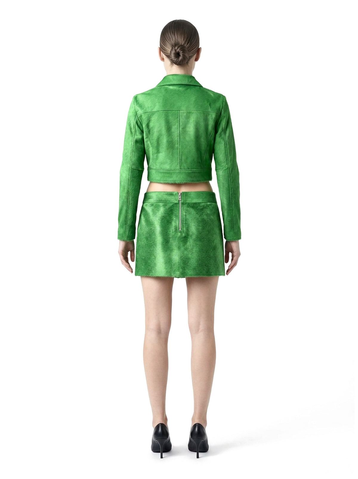 Ensemble veste courte et jupe courte en poil de veau à ras vert, porté par un mannequin, vue de dos.