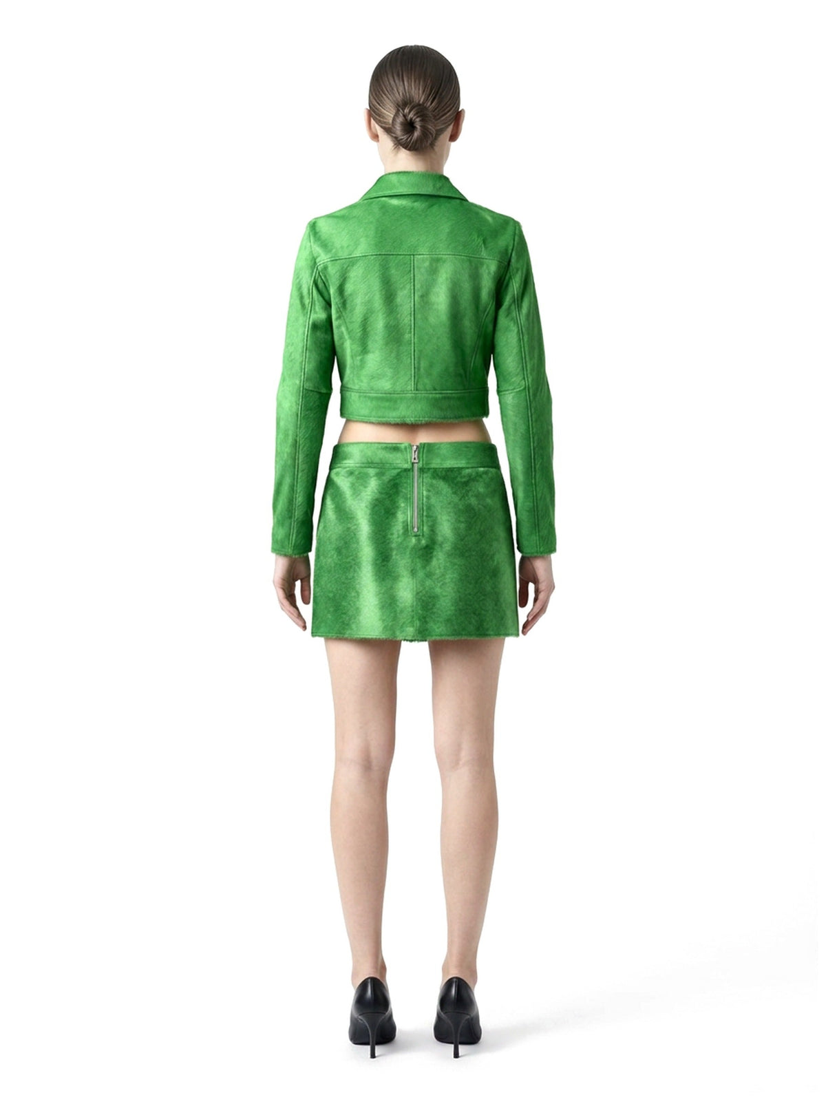 Jupe courte en poil de veau à ras vert, portée avec la veste assortie, vue de dos.