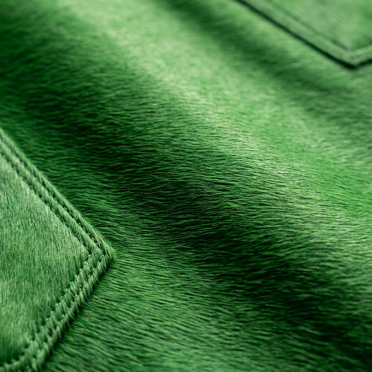 Veau façon poulain vert, macro : poil ras couché dans un seul sens.