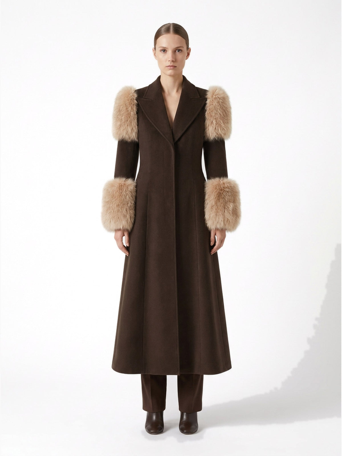 Manteau long en laine et fourrure brun porté de face, collection RADICE Maison Godefroi