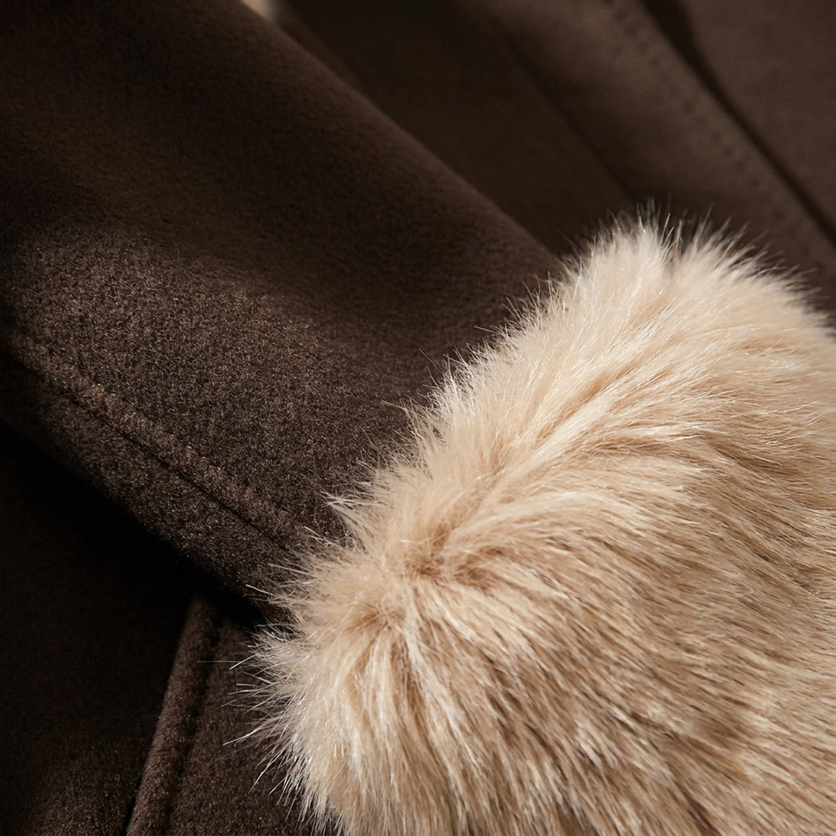 Macro de la laine brune et de la fourrure blonde, manteau long RADICE Maison Godefroi