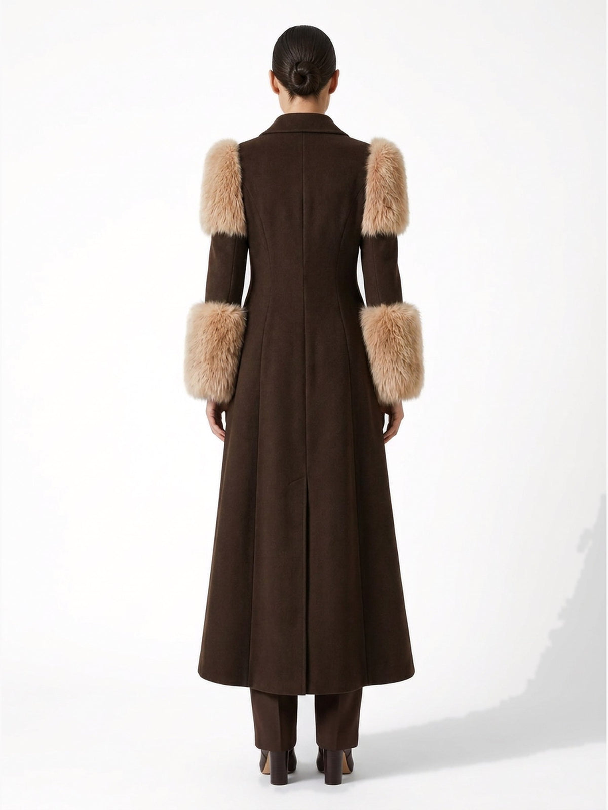 Manteau long en laine et fourrure brun porté de dos, collection RADICE Maison Godefroi