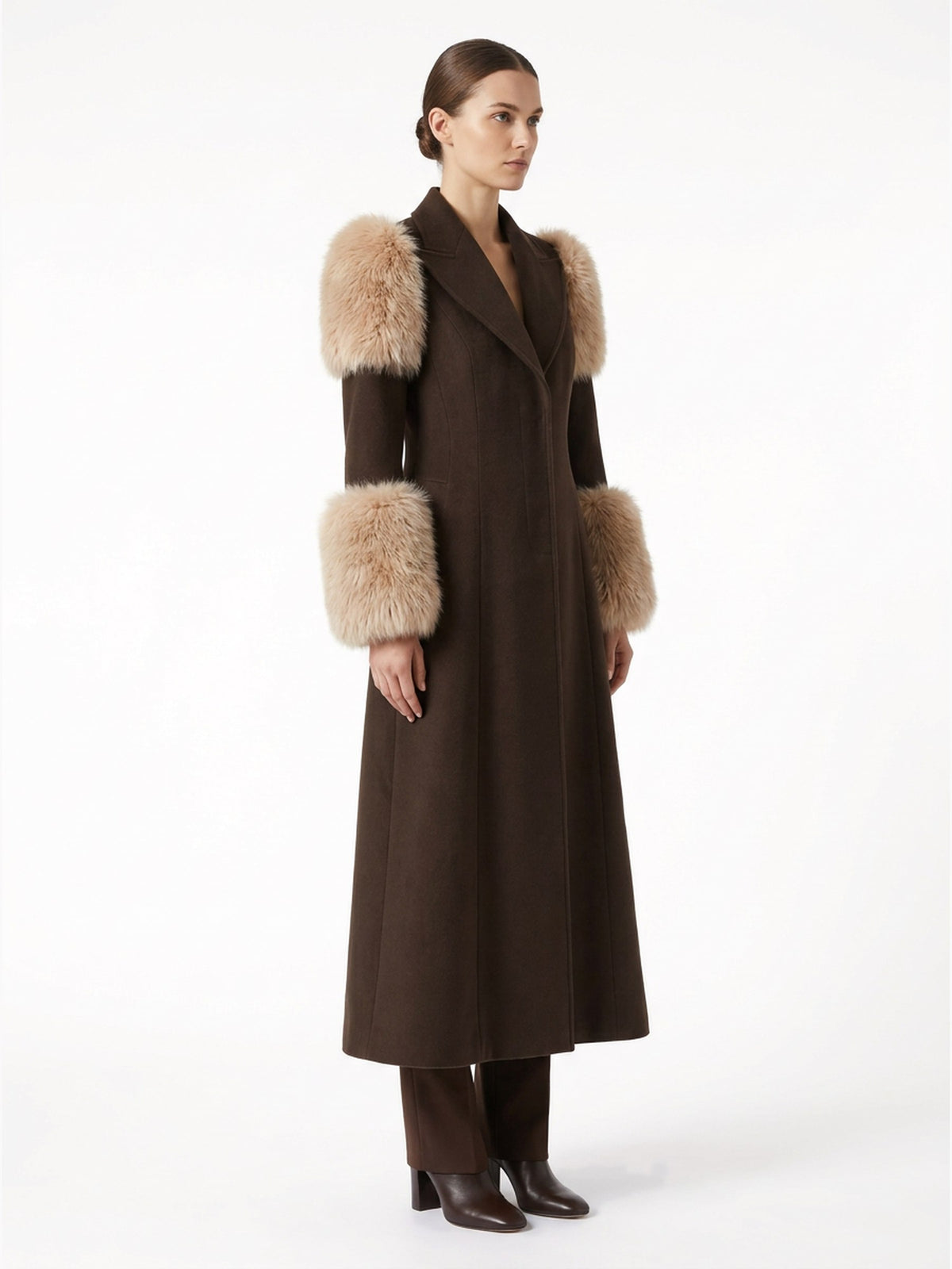 Manteau long en laine et fourrure brun porté de trois-quarts, collection RADICE