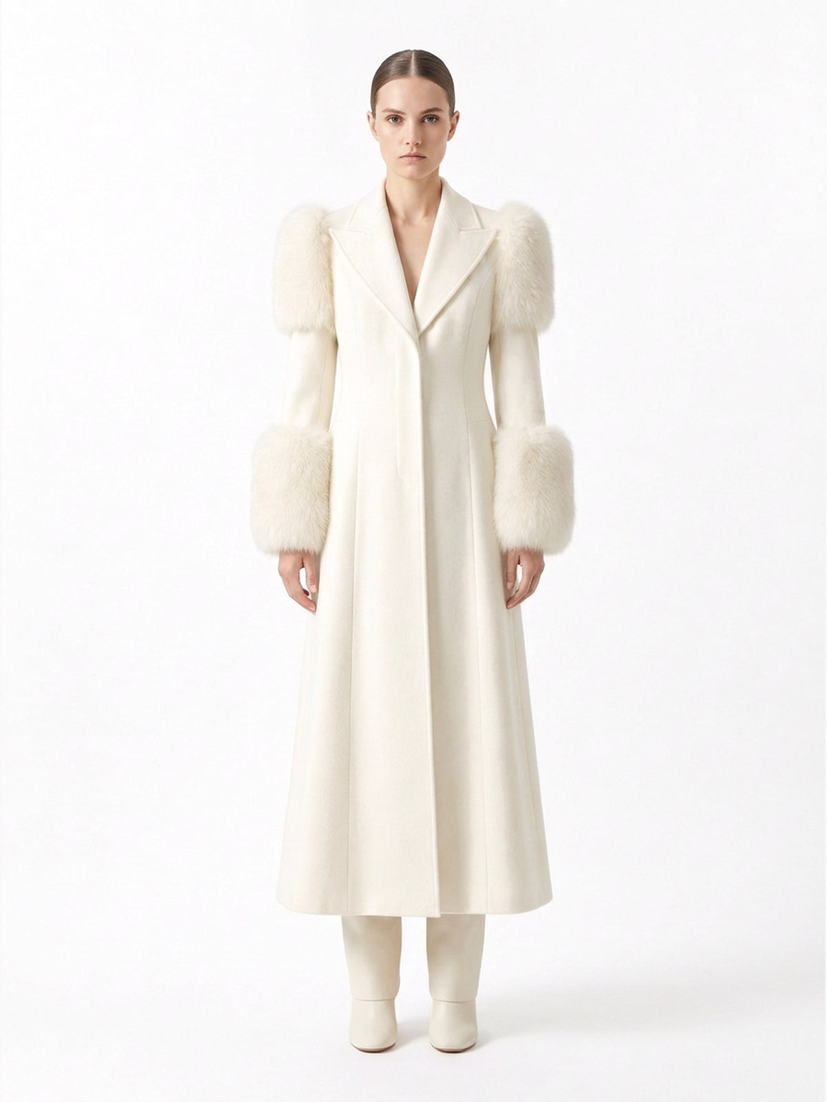 Manteau long en laine et fourrure ivoire porté de face, collection RADICE Maison Godefroi