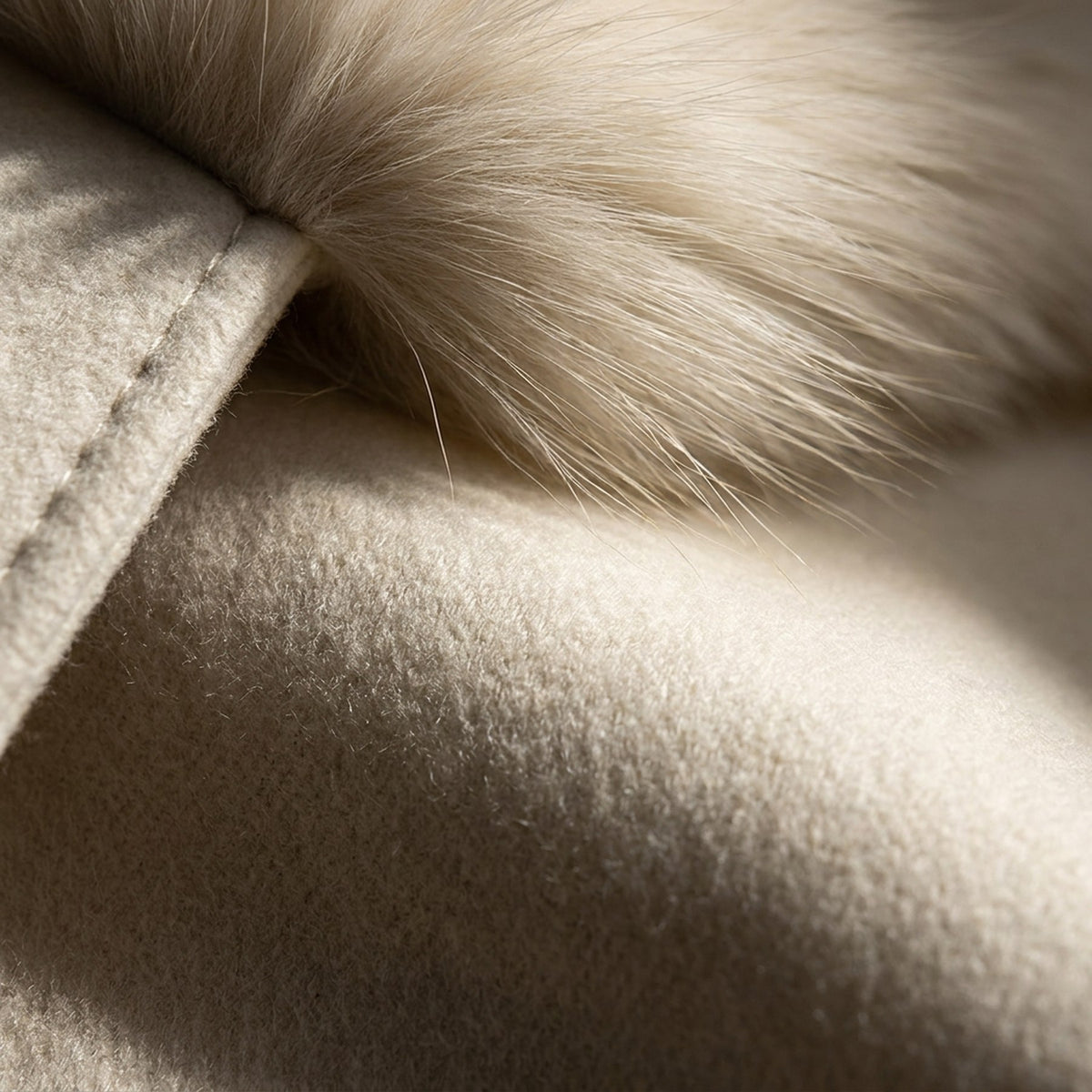 Macro de la laine ivoire et de la fourrure claire, manteau long RADICE Maison Godefroi