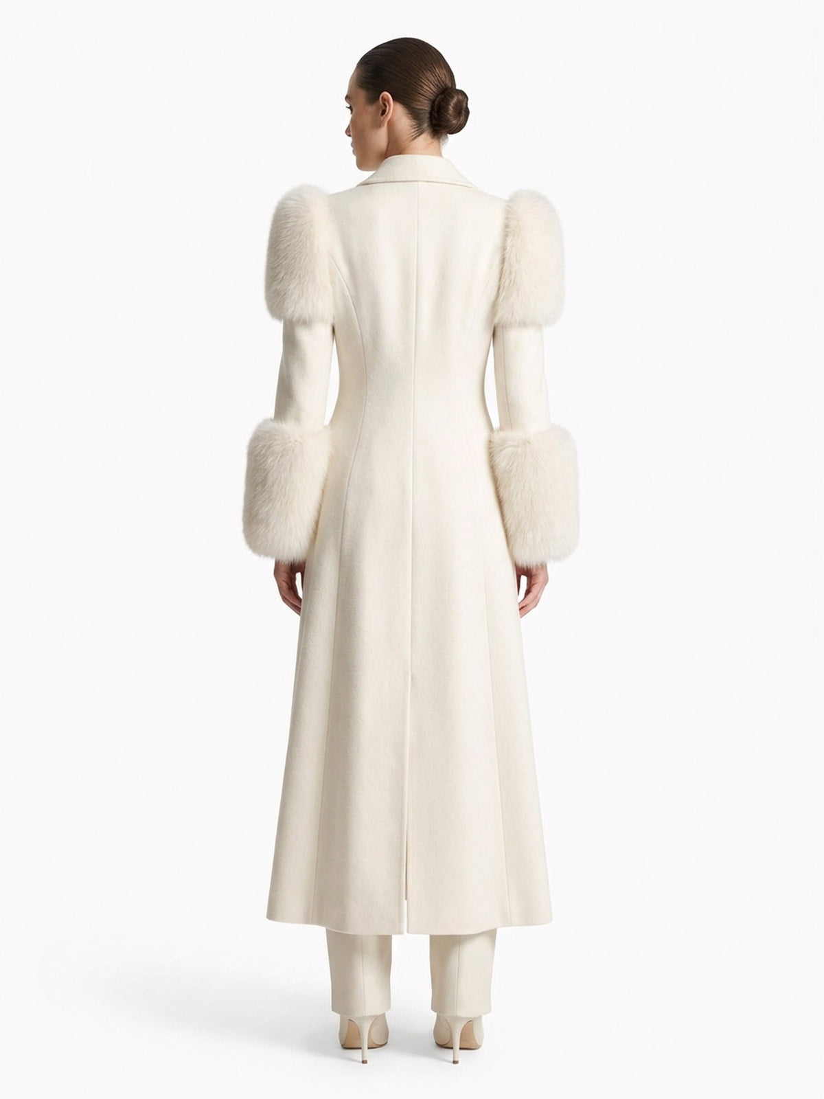 Manteau long en laine et fourrure ivoire porté de dos, collection RADICE Maison Godefroi