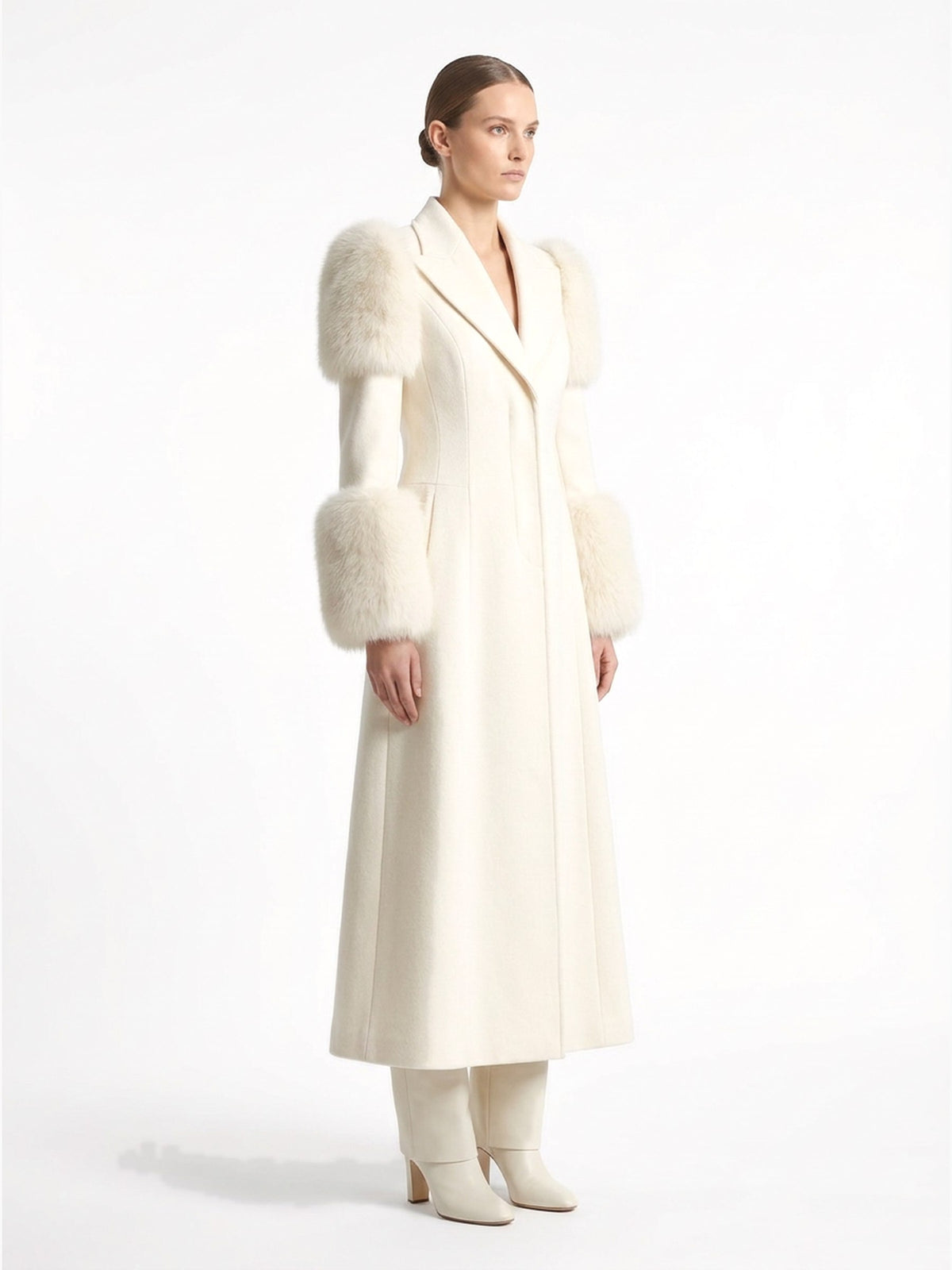 Manteau long en laine et fourrure ivoire porté de trois-quarts, collection RADICE