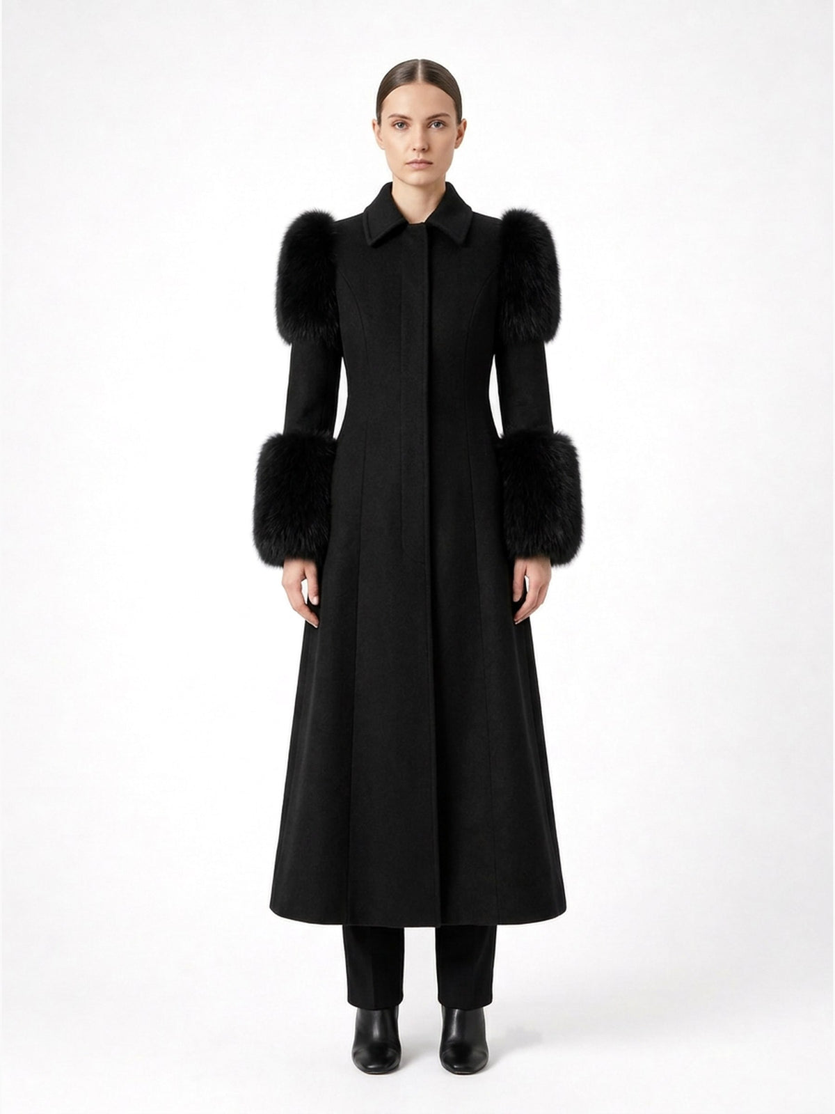 Manteau long en laine et fourrure noir porté de face, collection RADICE Maison Godefroi
