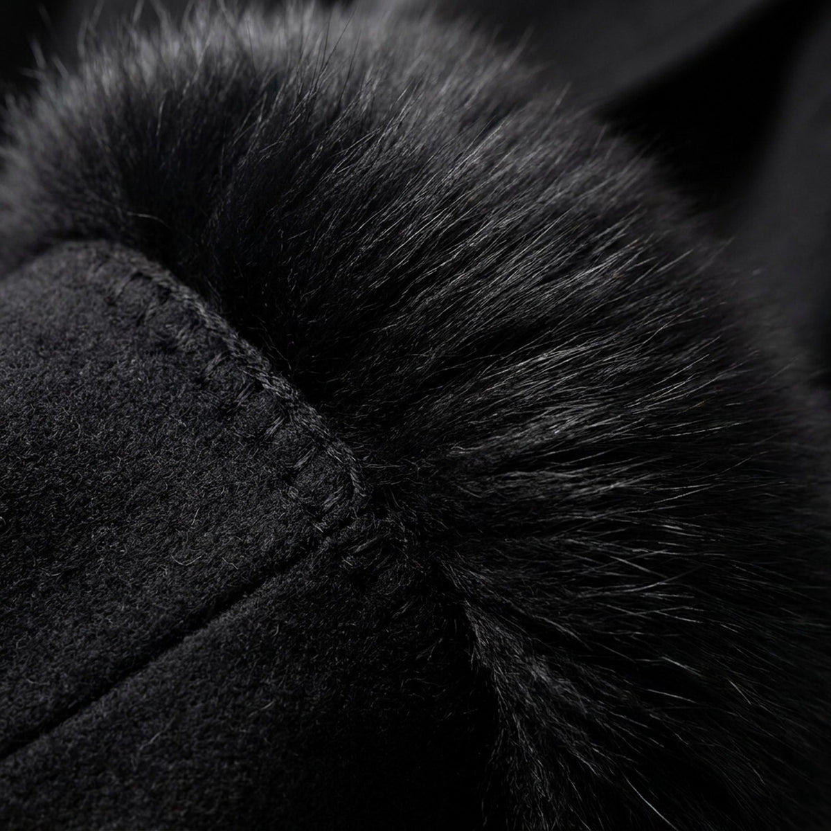 Macro de la laine noire et de la fourrure, manteau long RADICE Maison Godefroi
