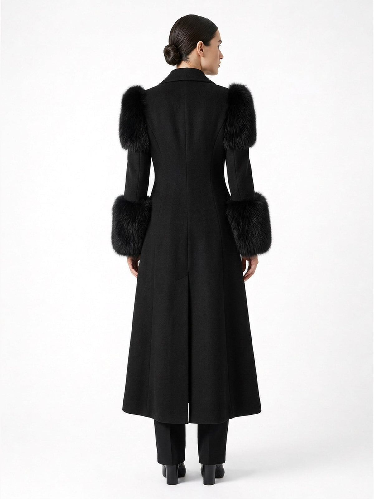 Manteau long en laine et fourrure noir porté de dos, collection RADICE Maison Godefroi