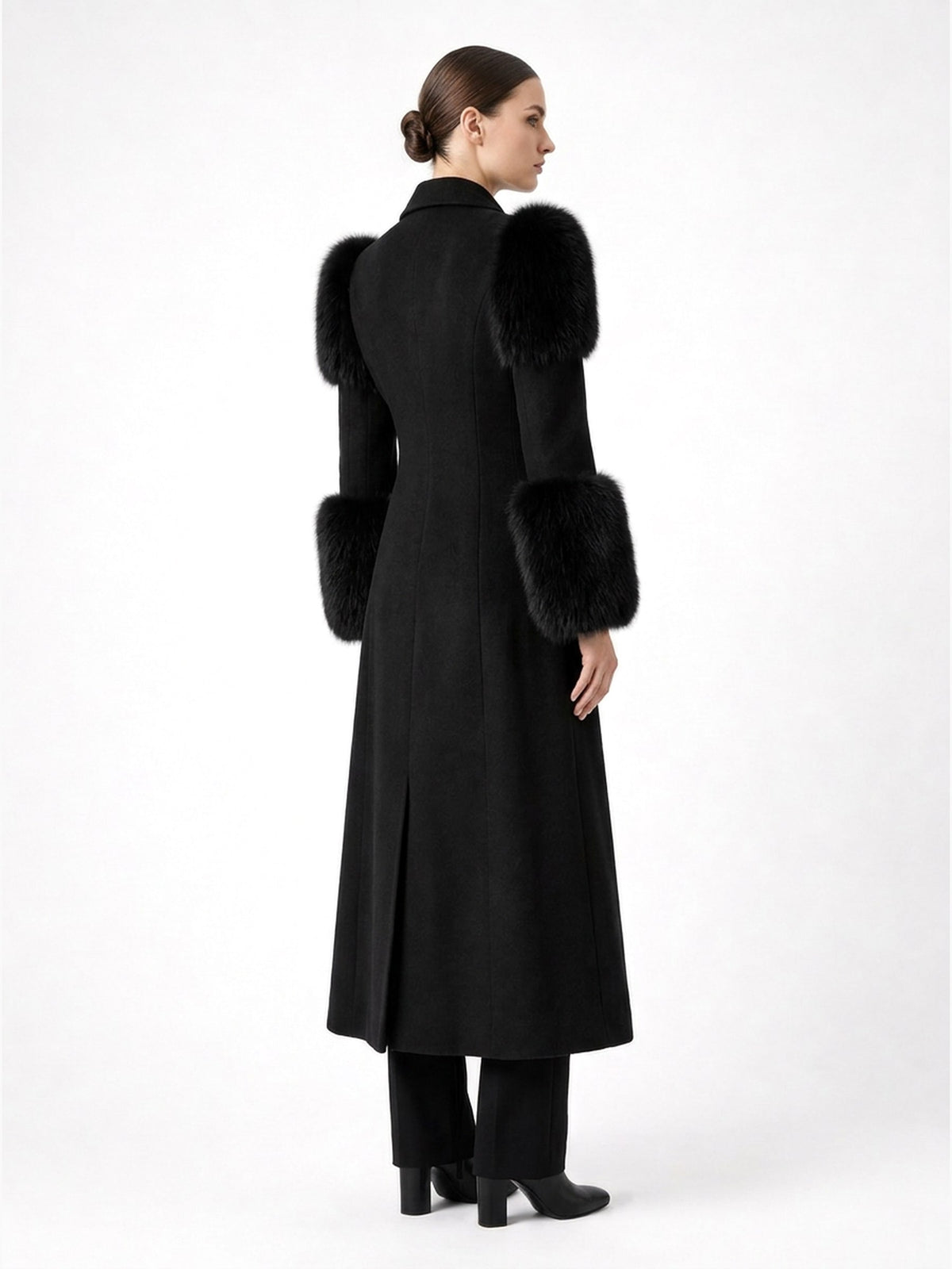 Manteau long en laine et fourrure noir porté de trois-quarts, collection RADICE