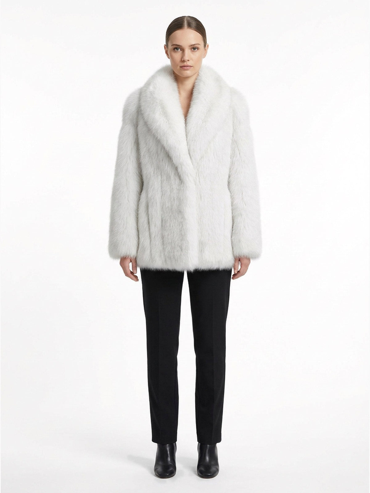 Manteau court AMY en fourrure de renard blanc, col châle, porté de face