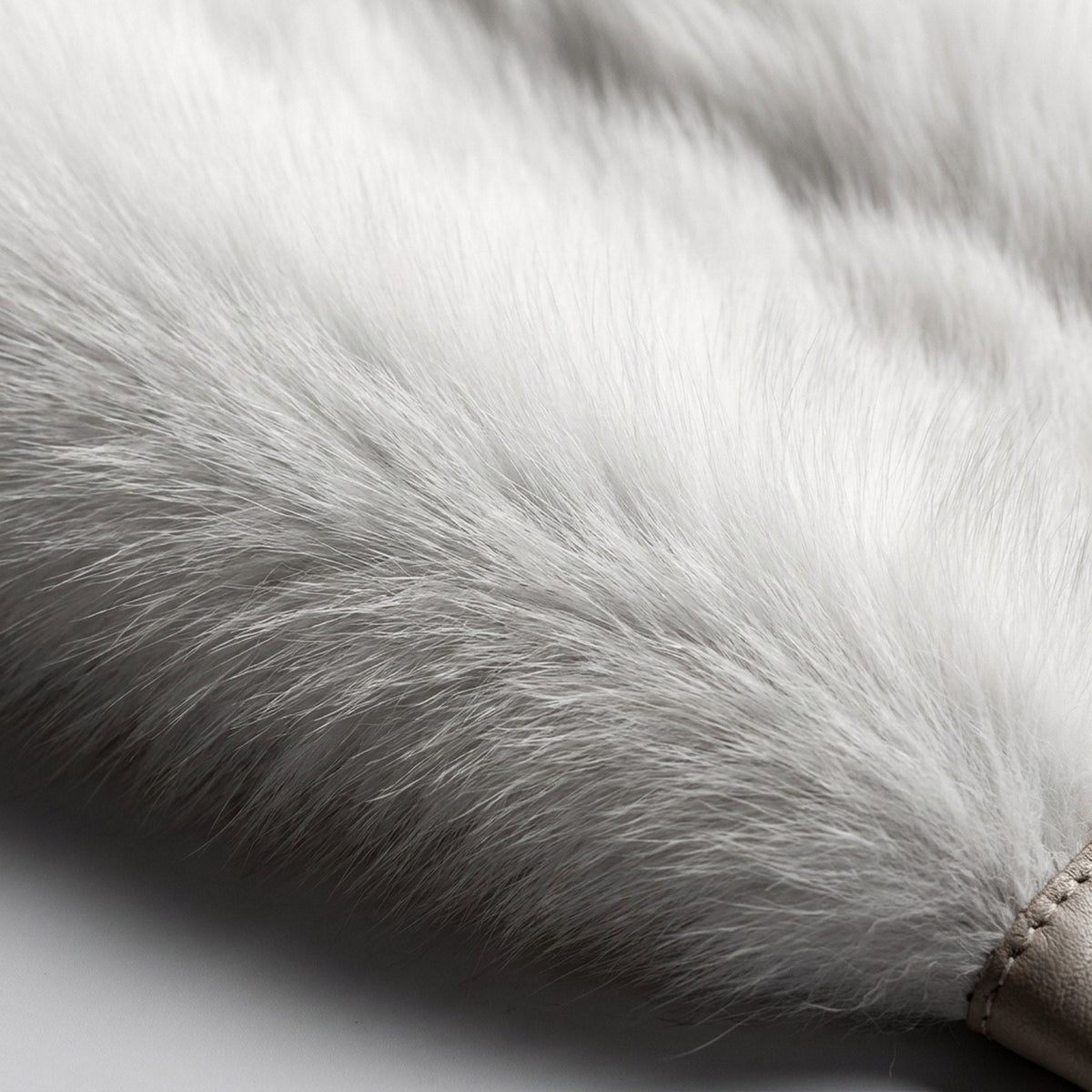 Fourrure de renard blanc en macro, manteau AMY