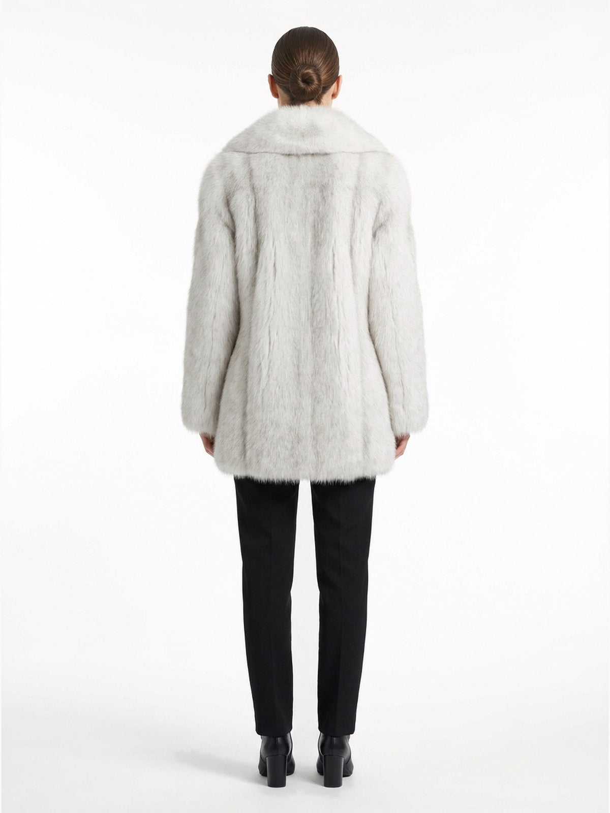 Manteau court AMY en fourrure de renard blanc, vue de dos