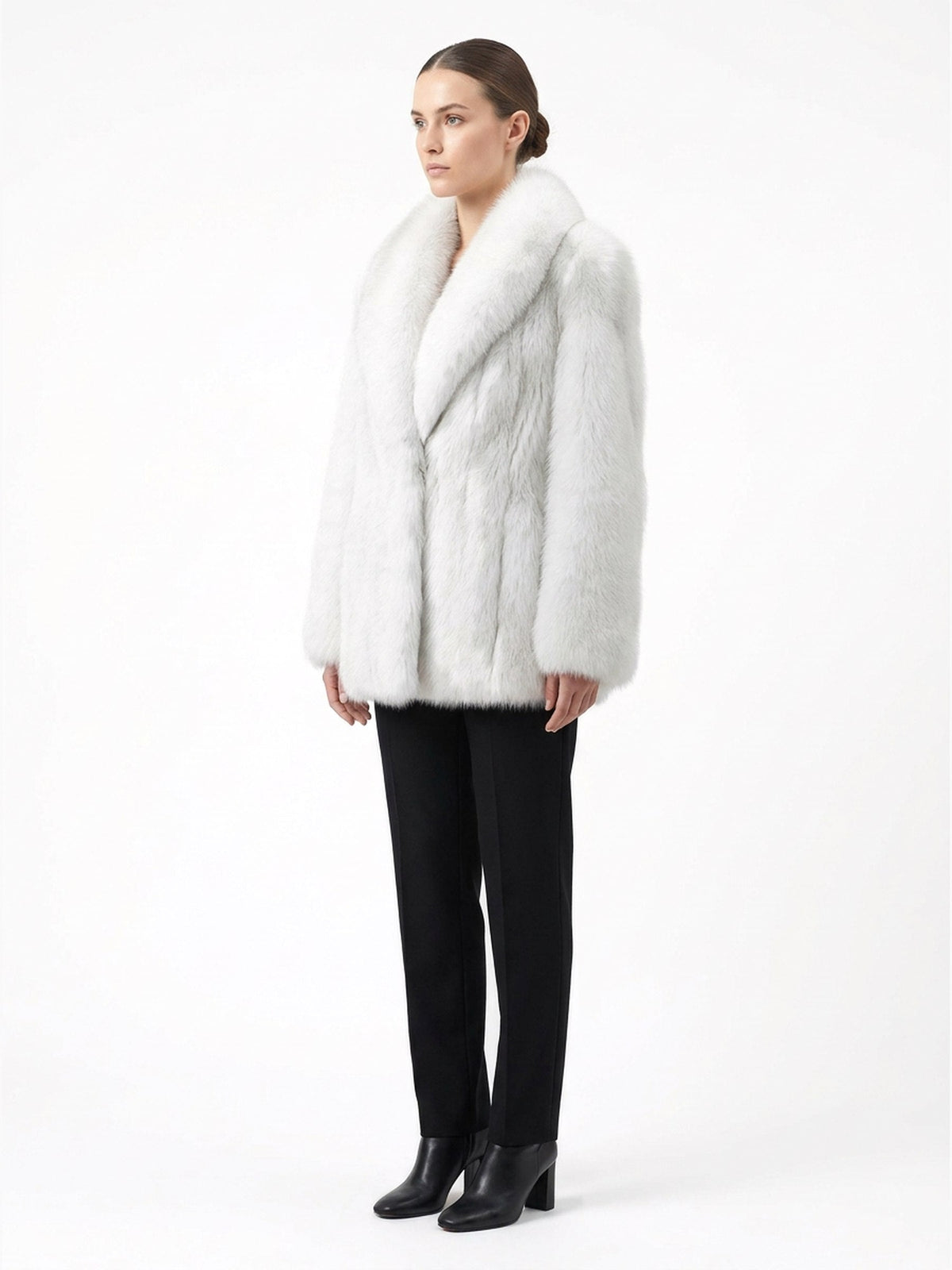 Manteau court AMY en fourrure de renard blanc, vue de trois-quarts