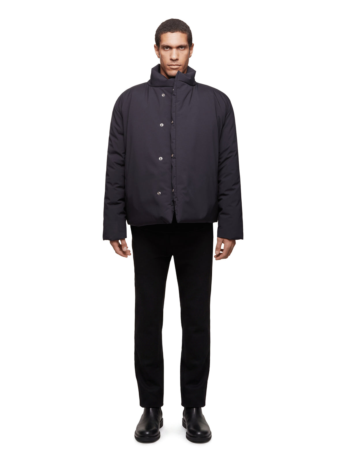 Veste courte NORTH matelassée noire, portée en pied de face, pantalon noir et bottines noires