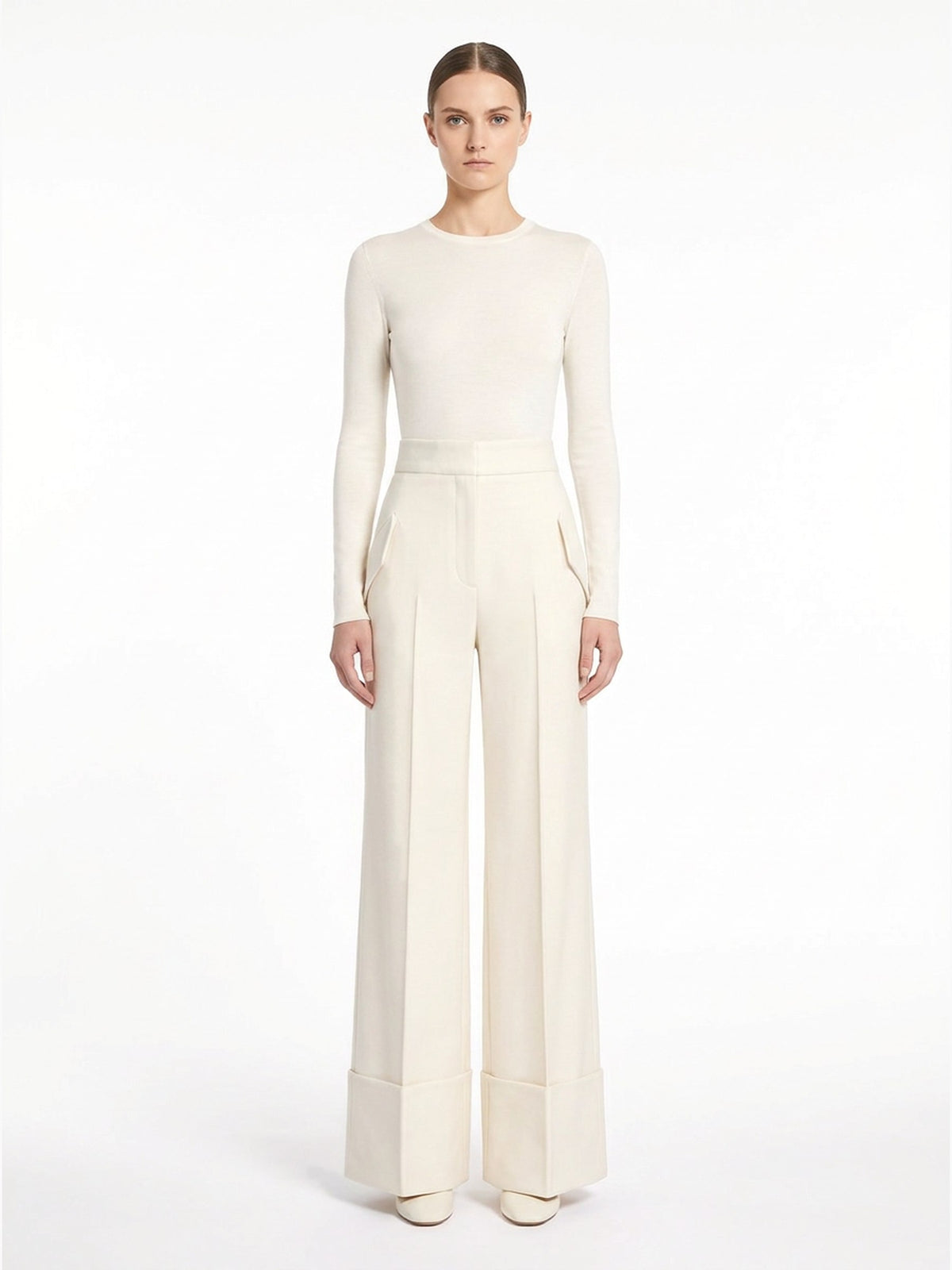 Pantalon en laine ivoire porté de face, collection RADICE Maison Godefroi