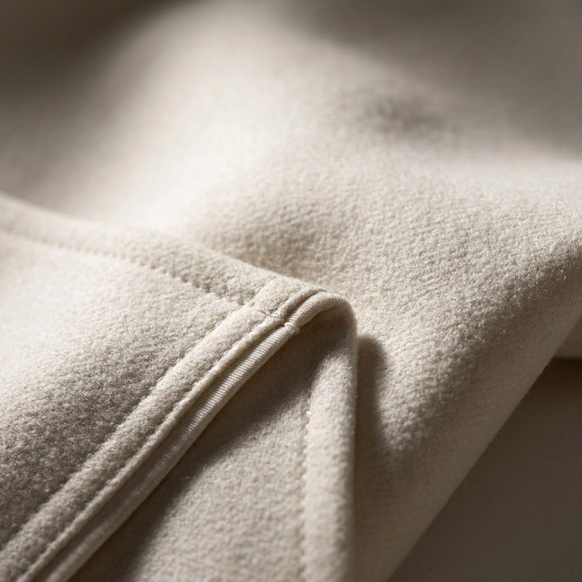 Macro de la laine ivoire et du pli de jambe, pantalon RADICE Maison Godefroi