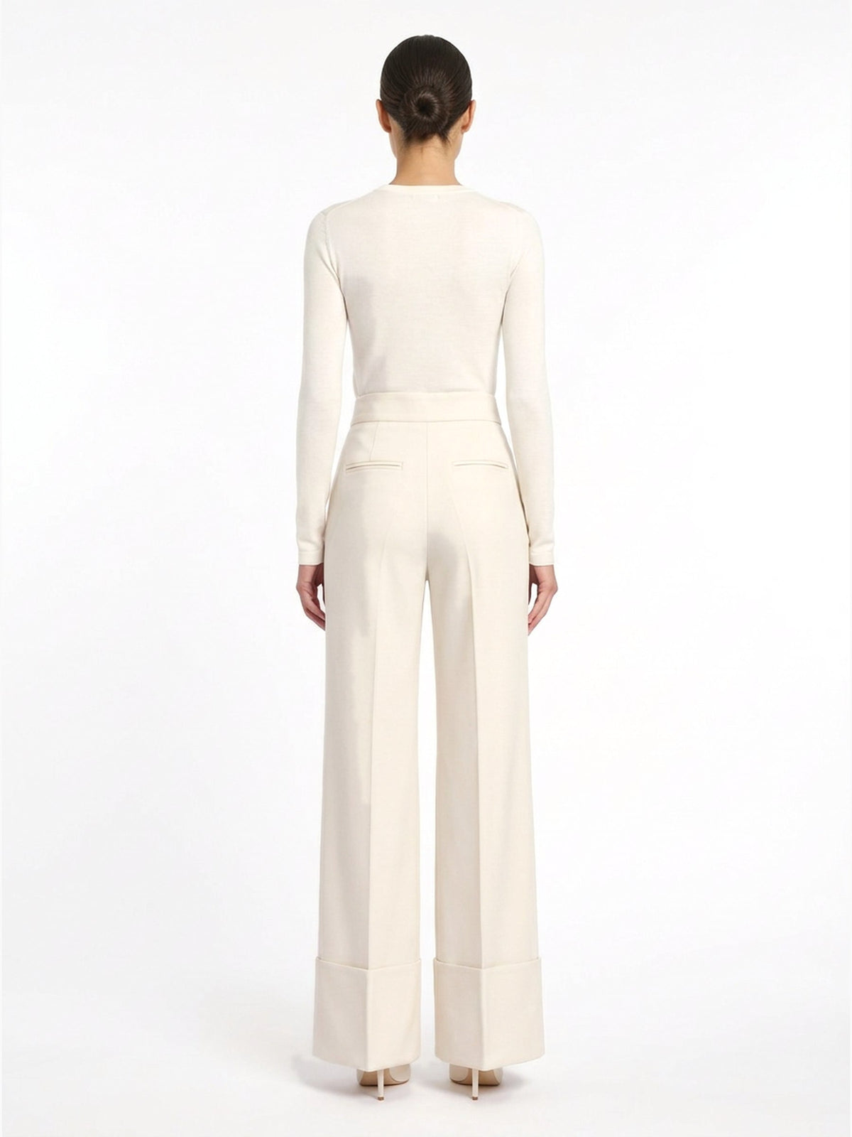 Pantalon en laine ivoire porté de dos, collection RADICE Maison Godefroi