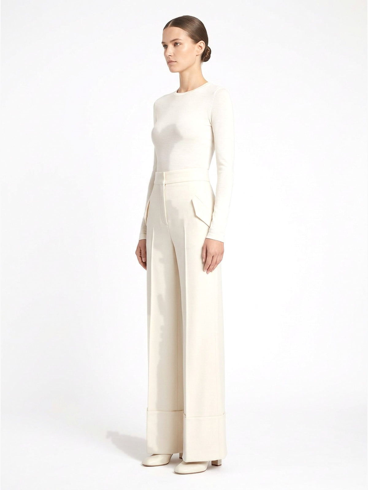 Pantalon en laine ivoire porté de trois-quarts, collection RADICE Maison Godefroi