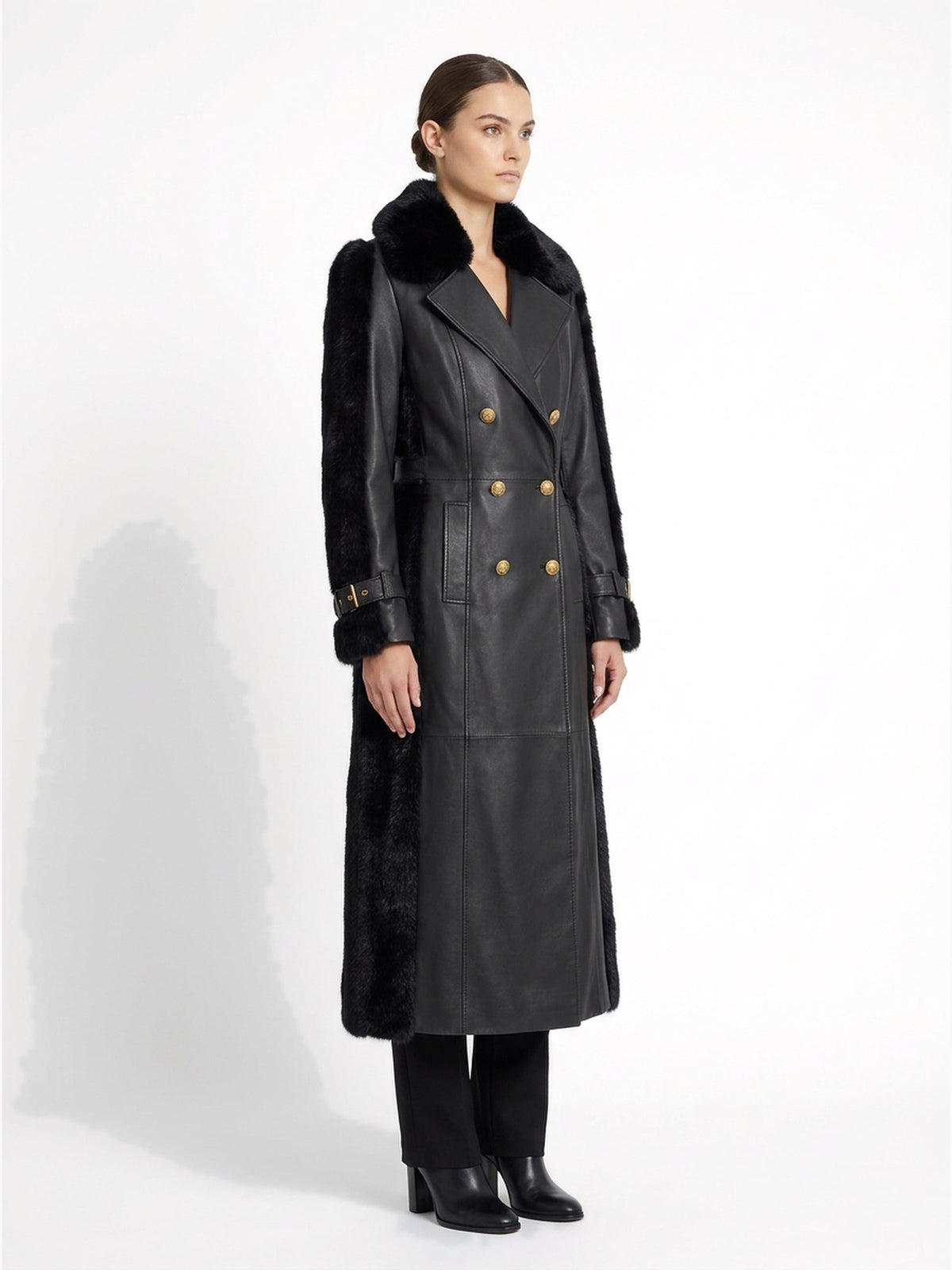 Trench en cuir noir et fourrure porté de trois-quarts, collection RADICE