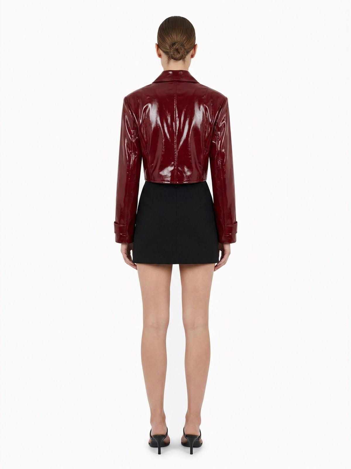 Veste courte en vernis bordeaux portée de dos, collection RADICE Maison Godefroi