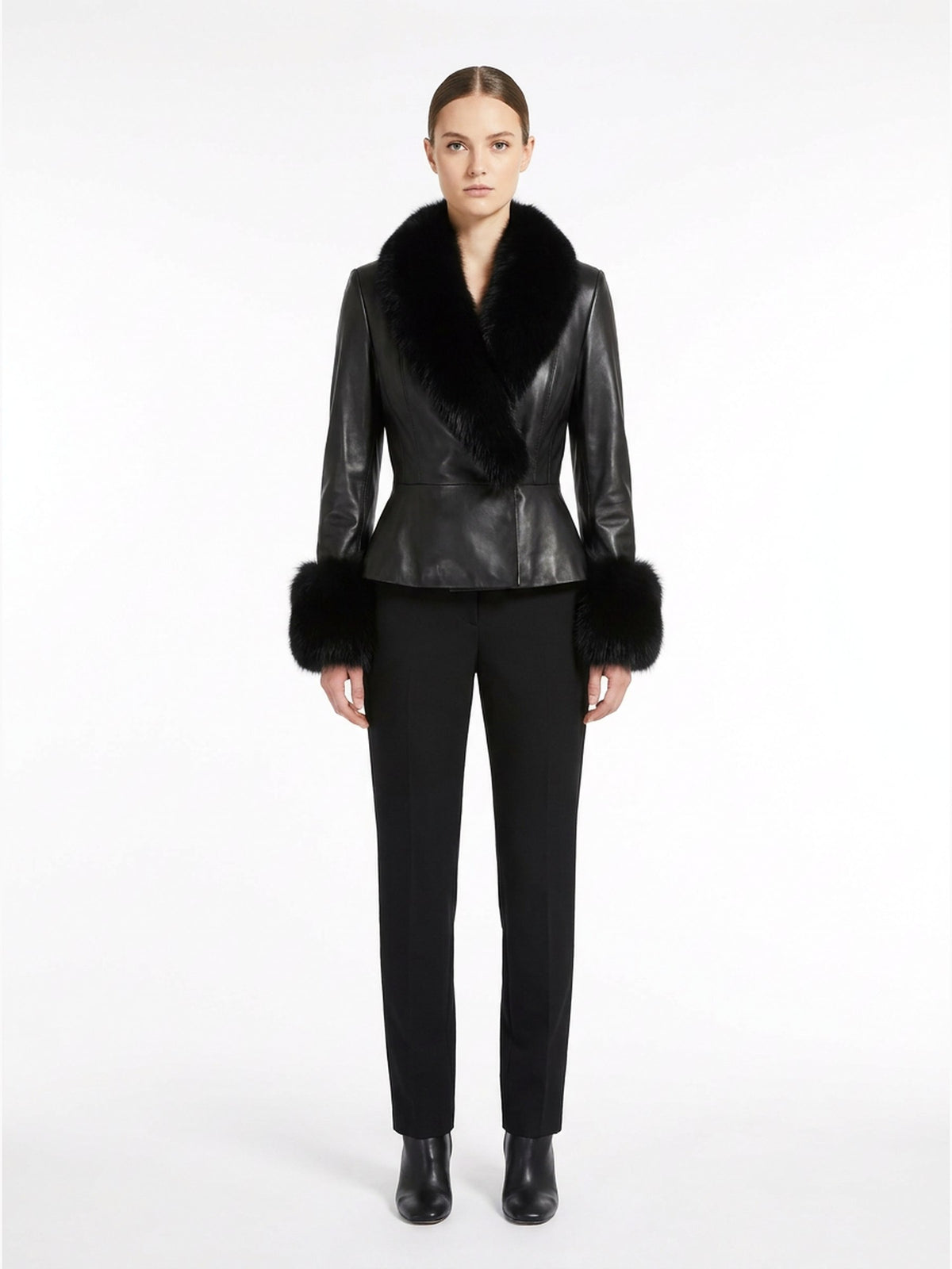 Veste en cuir noir à col de fourrure portée de face, collection RADICE Maison Godefroi