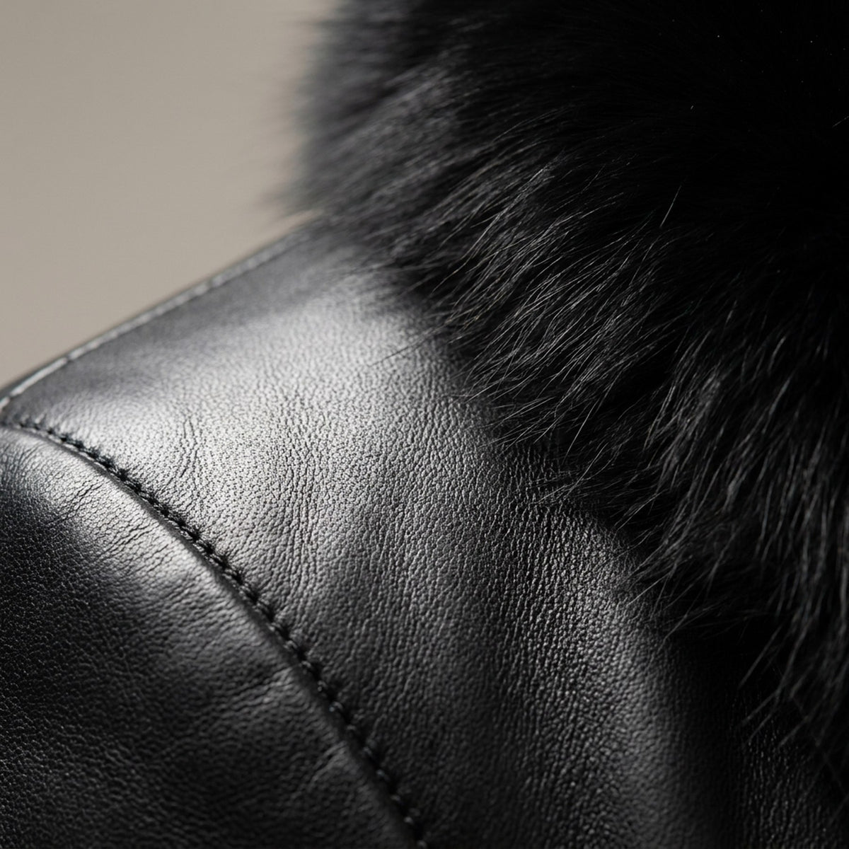Macro du cuir noir et de la fourrure du col, veste RADICE Maison Godefroi