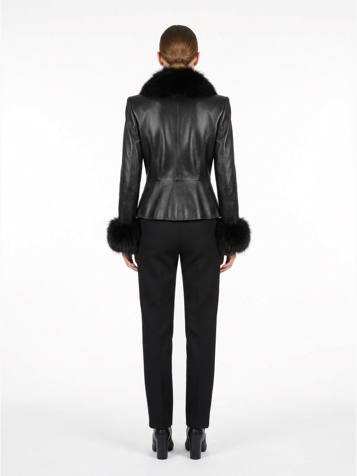 Veste en cuir noir à col de fourrure portée de dos, collection RADICE Maison Godefroi