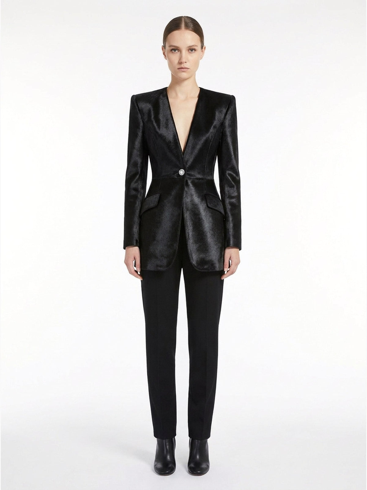 Veste longue ROSELYNE en cuir façon poulain noir, portée de face, Maison Godefroi