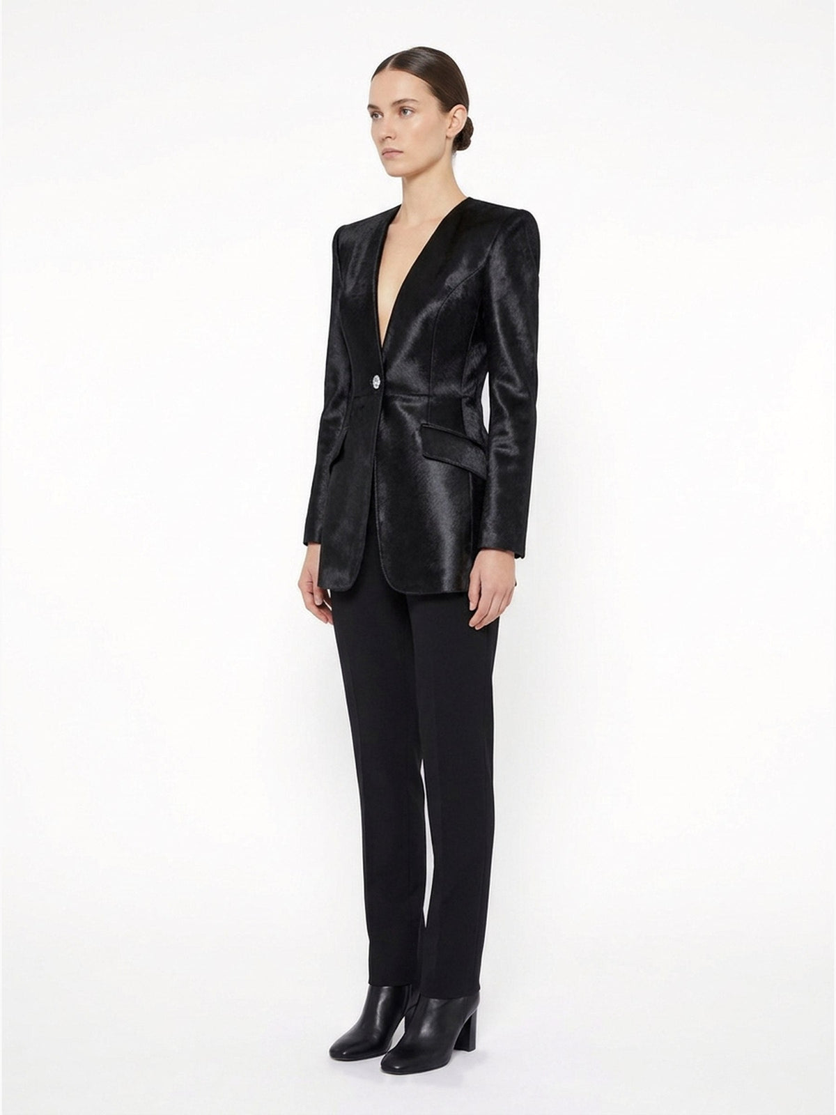 Veste longue ROSELYNE en cuir façon poulain noir, vue de trois-quarts