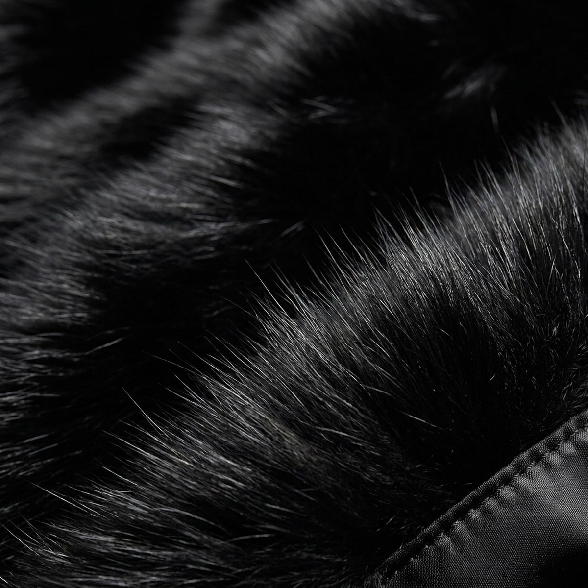 Macro de la fourrure de renard noir et de la tape du zip, RADICE Maison Godefroi