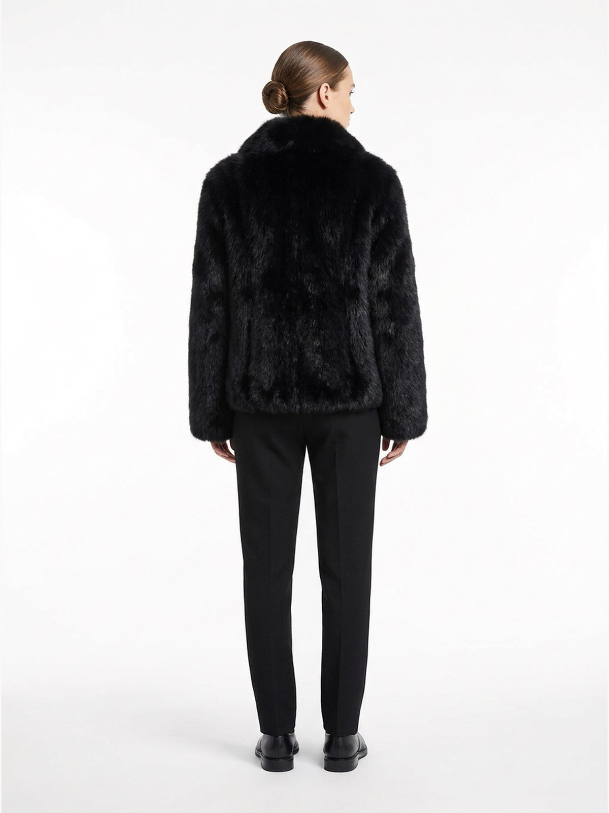 Veste en renard noir portée de dos, collection RADICE Maison Godefroi