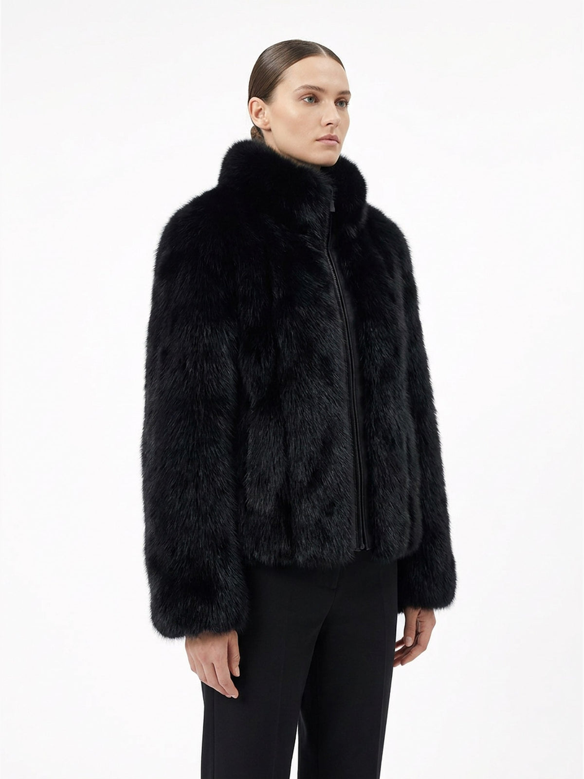 Veste en renard noir portée de trois-quarts, collection RADICE Maison Godefroi